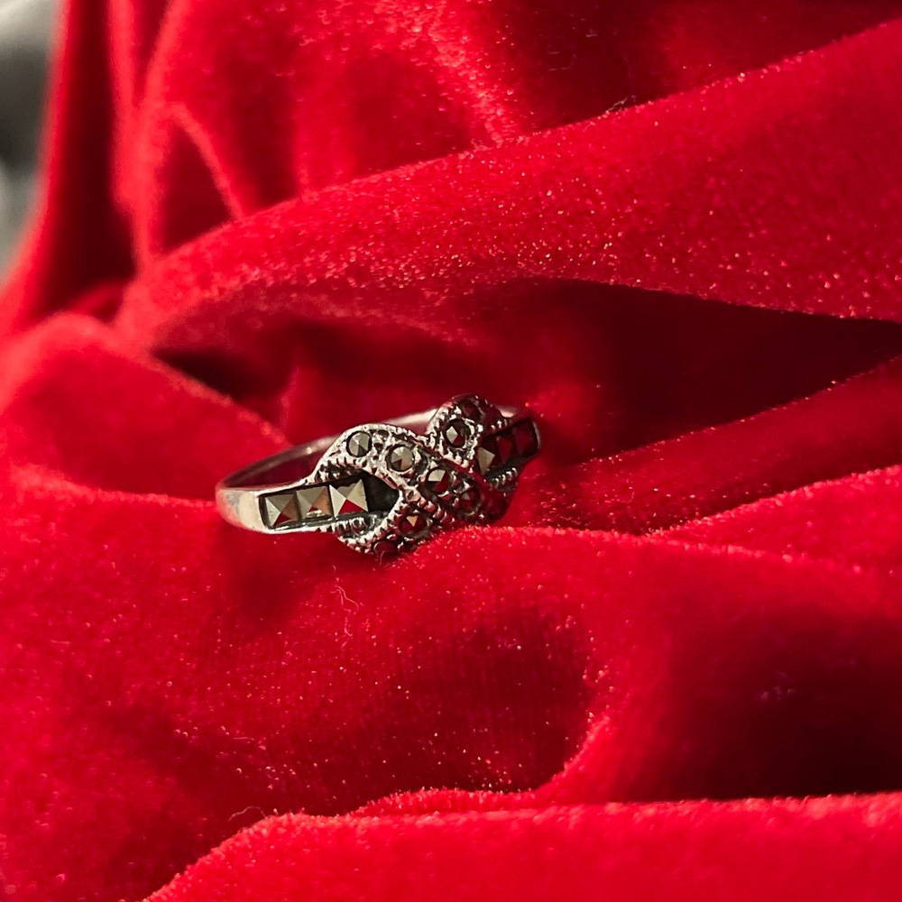 Vintage Sterling Silver Marcasite X Kiss Ring - Picture 3 of 4